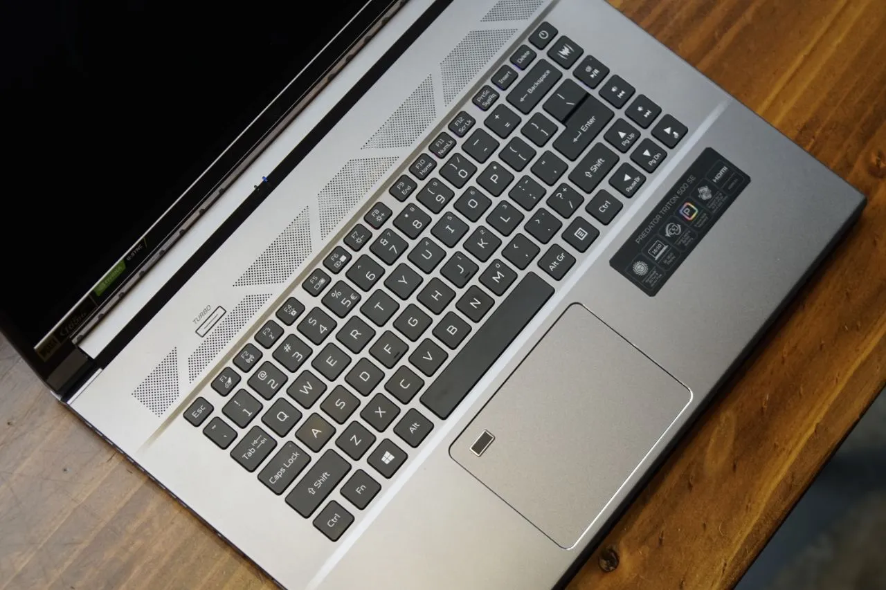 Acer Predator Triton 500 SE ports