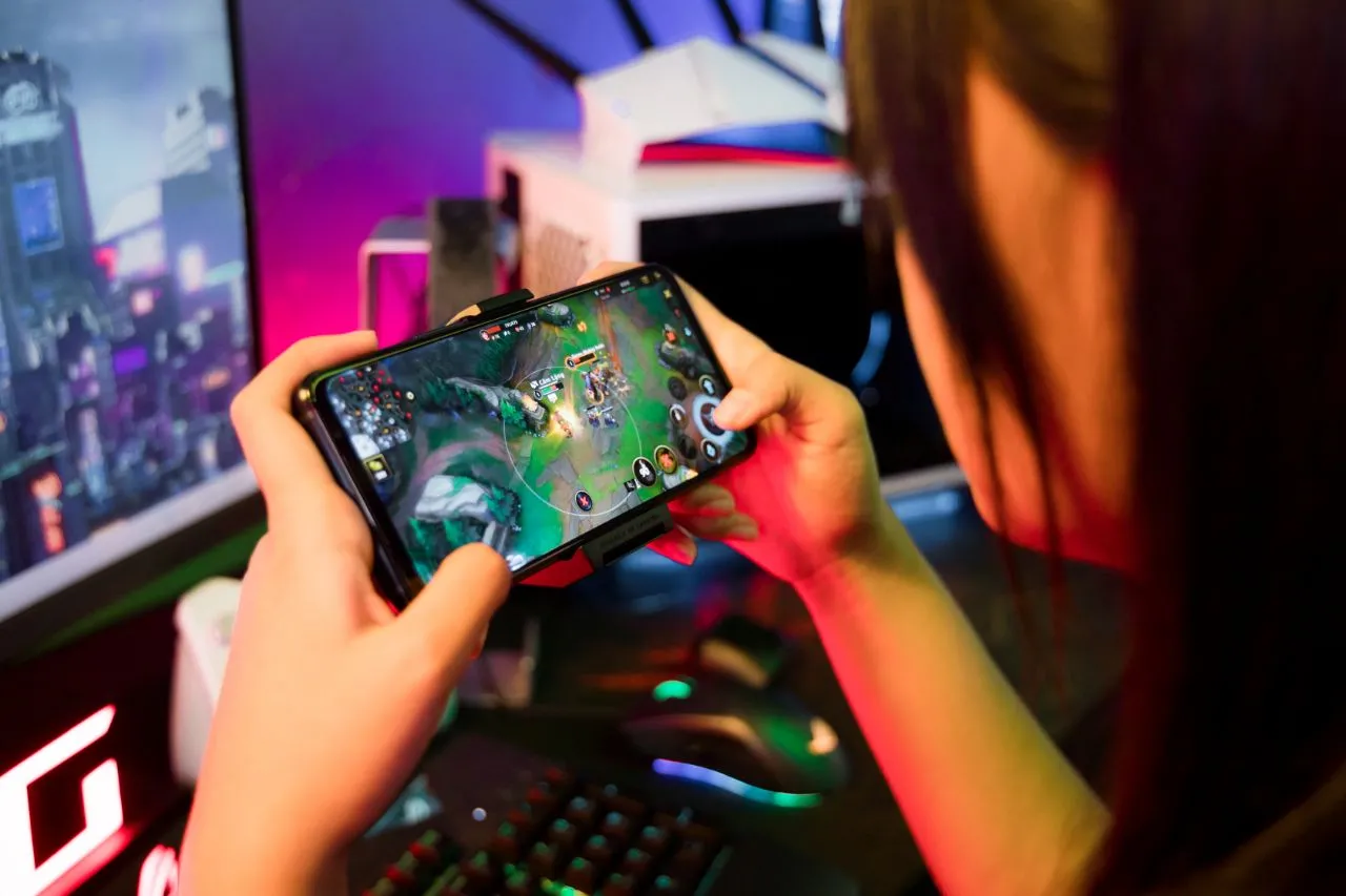 AeroActive Cooler 6 attached to the ROG Phone 6