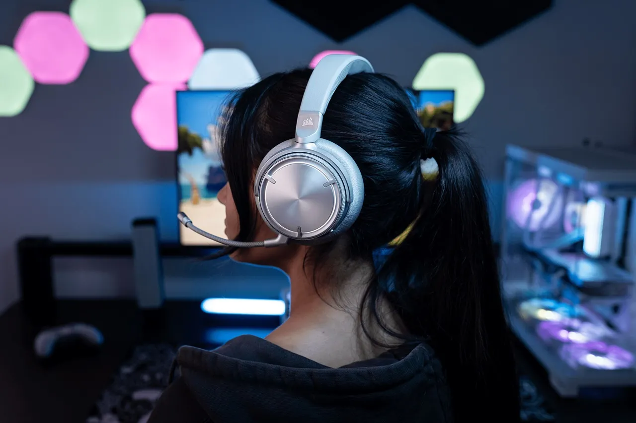 Alt text: A gamer wearing the Corsair Virtuoso MAX headset, showcasing its comfortable design and immersive audio capabilities.