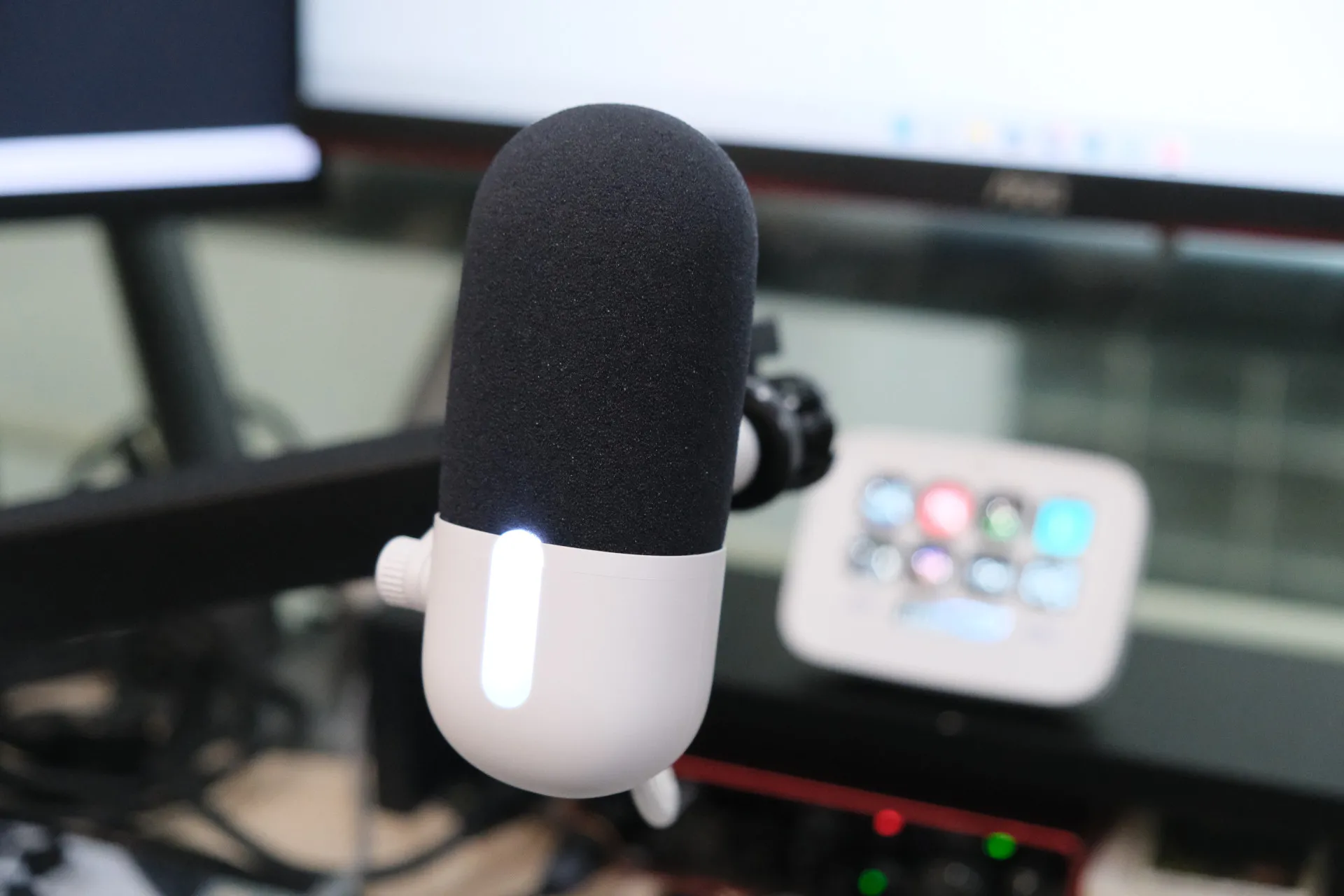 alt text: Elgato Wave Neo microphone with its stand and adjustable height