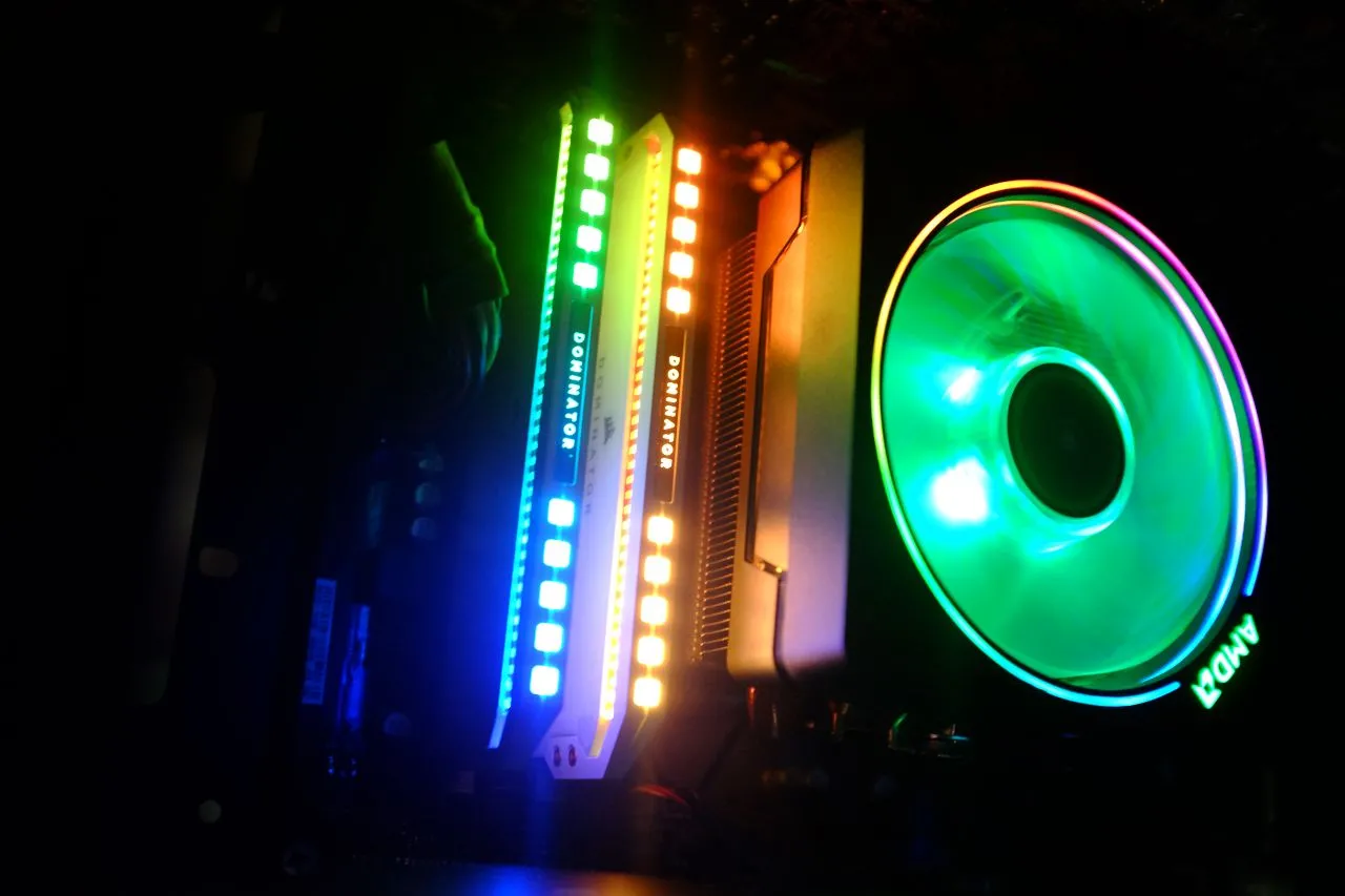 alt text: Overall view of a PC build featuring the Corsair Dominator Platinum RGB White Edition RAM, highlighting its aesthetic contribution to the system.