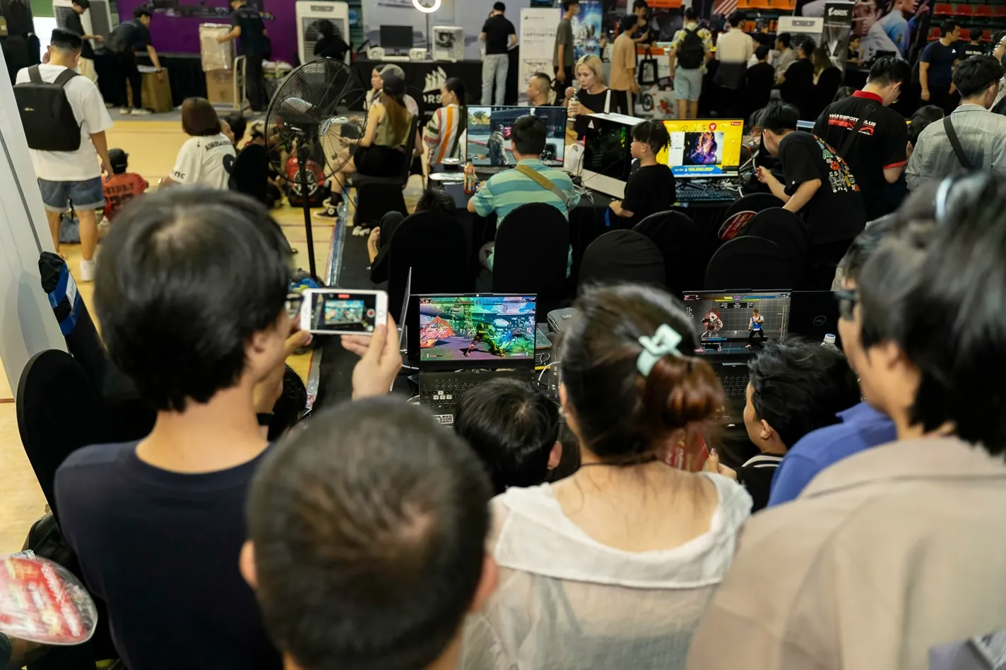 alt text: Participants compete in the FC Online tournament at Tech Beat Season 2