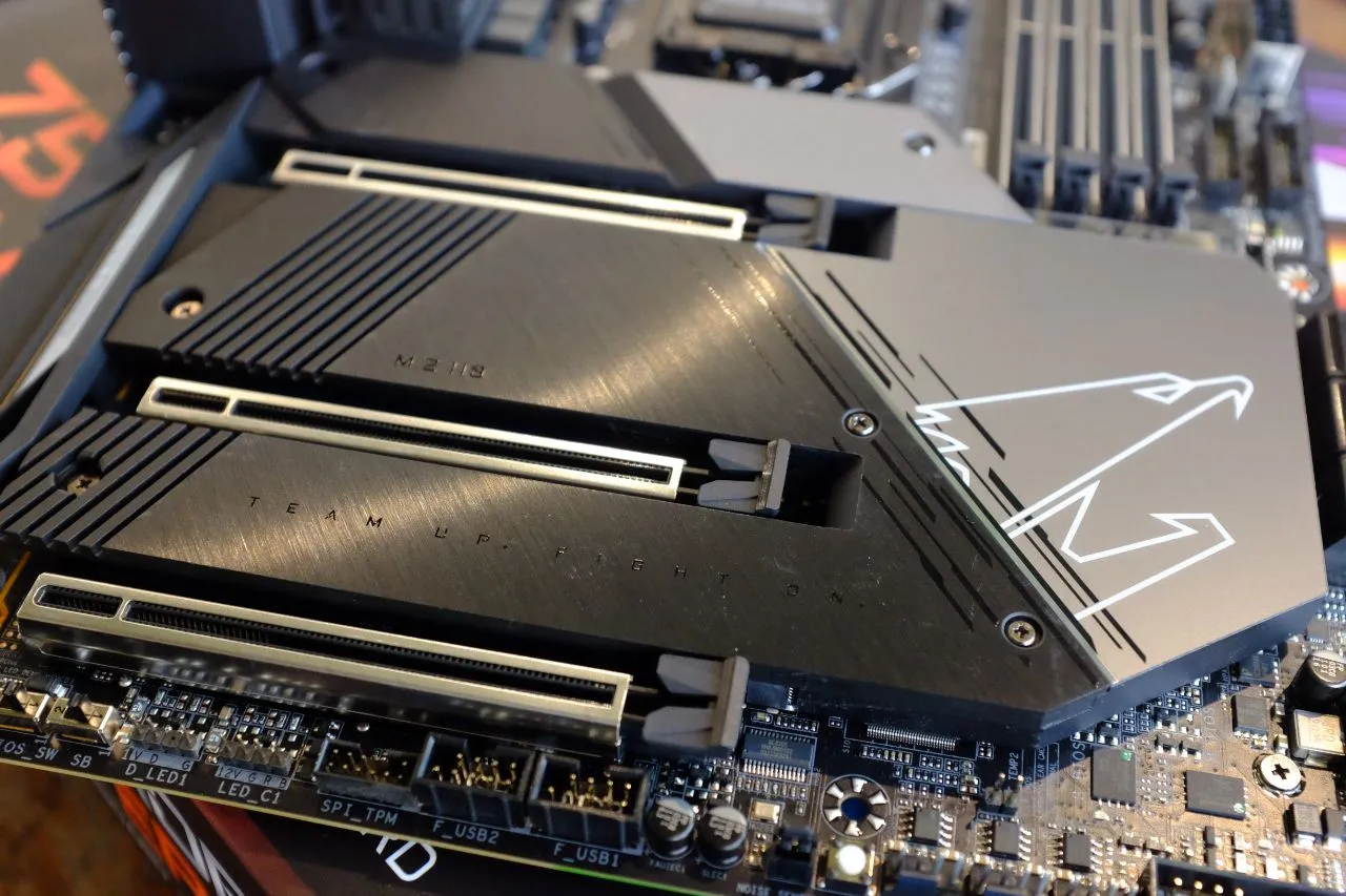alt text: PCI-E slots and M.2 heatsink on GIGABYTE Z590 AORUS Master