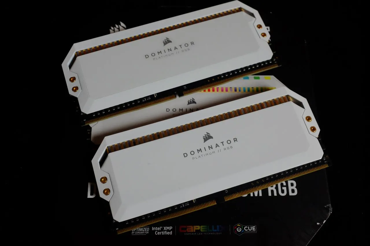 alt text: Side view of the Corsair Dominator Platinum RGB White Edition RAM, emphasizing the glossy white finish and its resistance to fingerprints.