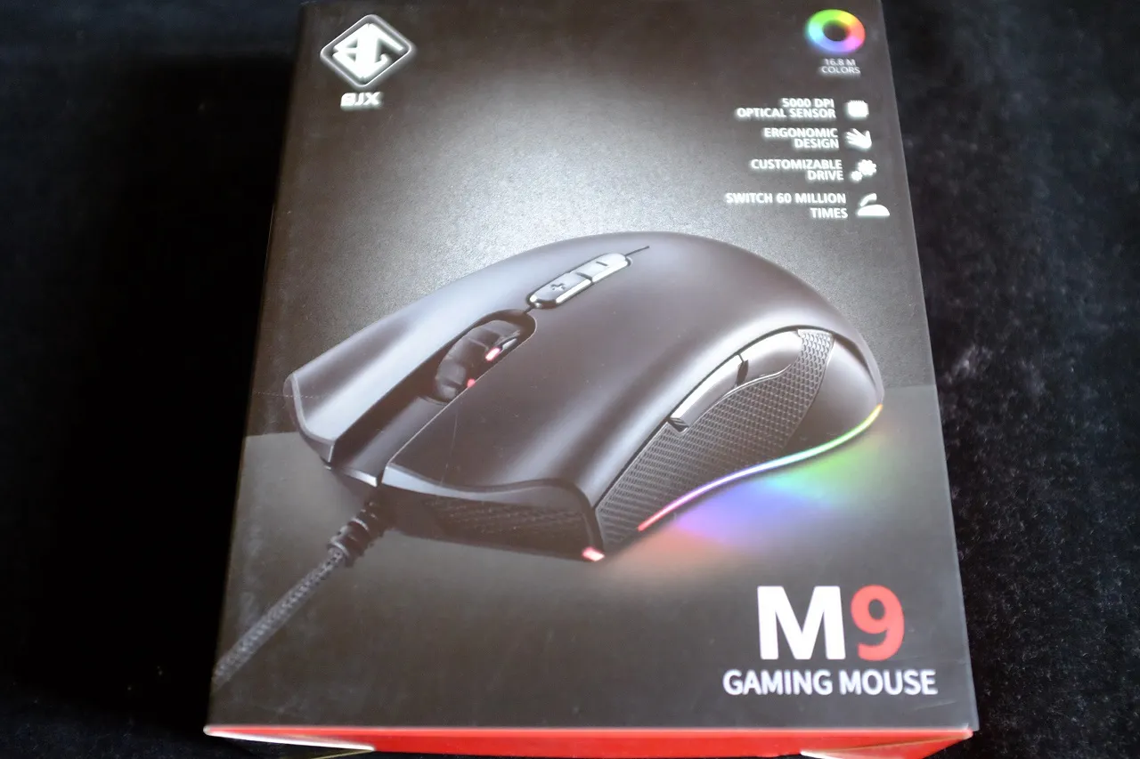 alt text: The BJX M9 gaming mouse features an ergonomic design with seven buttons, including two programmable thumb buttons