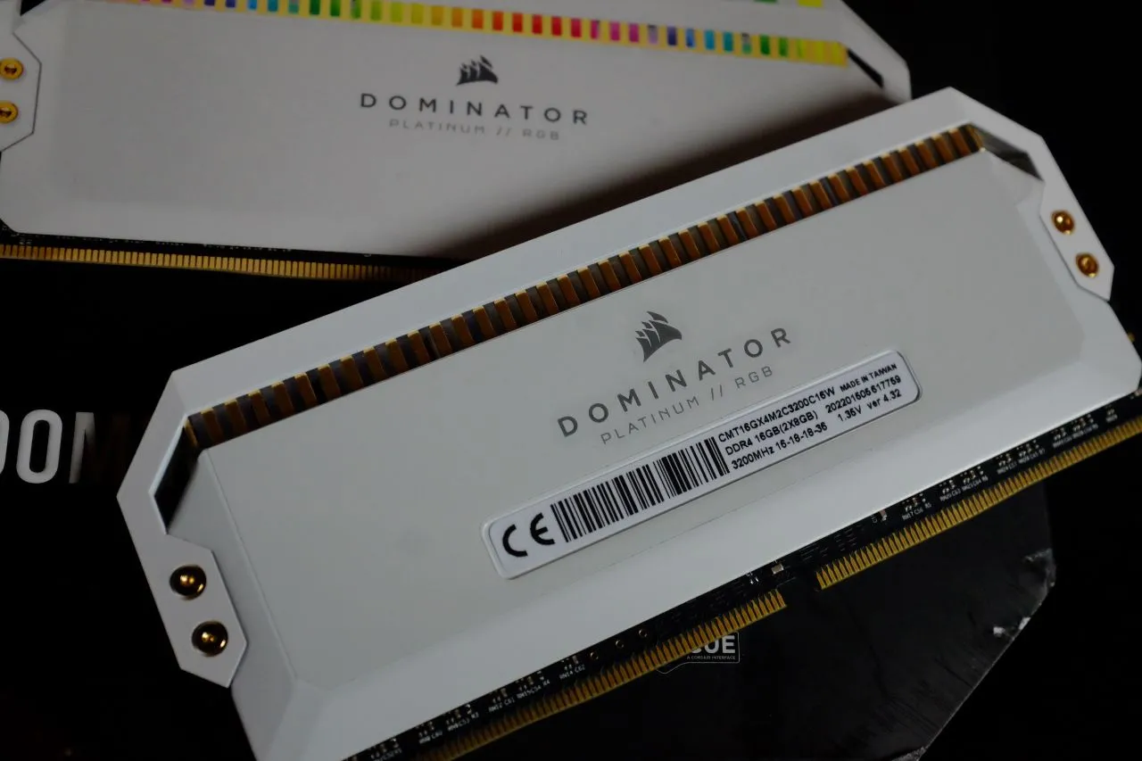 alt text: Top view of the Corsair Dominator Platinum RGB White Edition RAM, showcasing the 12 individually addressable CAPELLIX RGB LEDs.