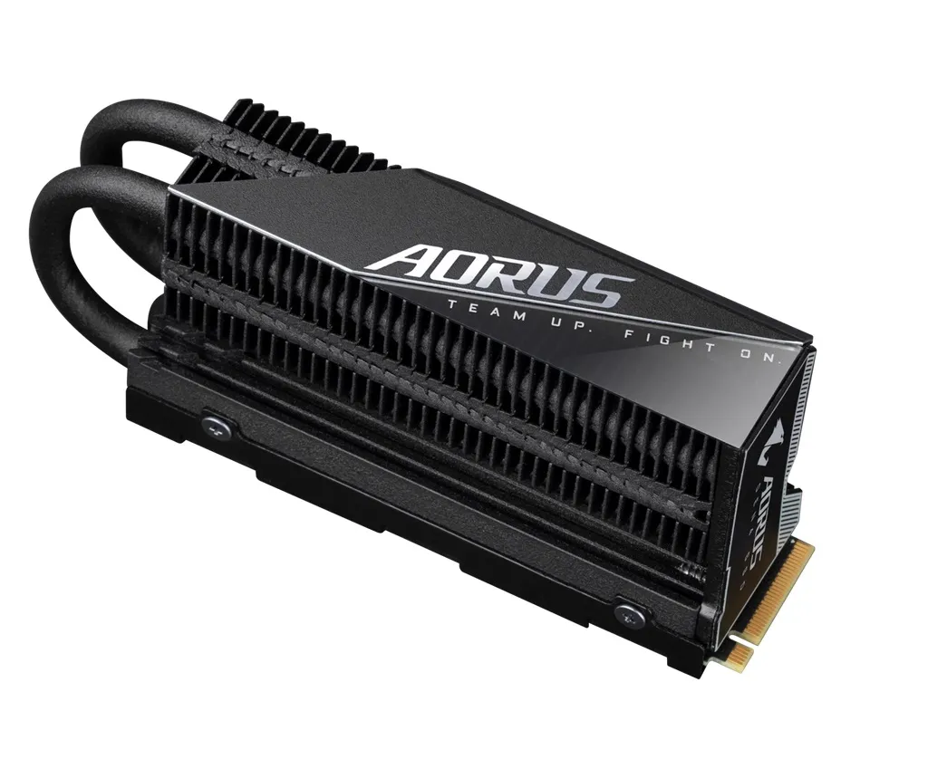 AORUS Gen4 7000s SSD with Heat Pipe