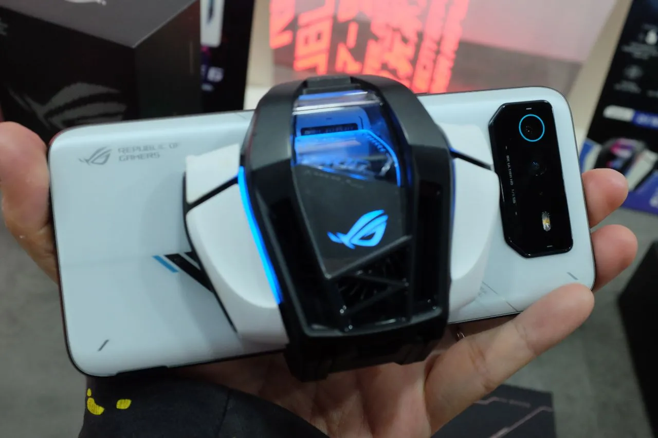 ASUS ROG Phone 6 - AeroActive Cooler 6 Close Up