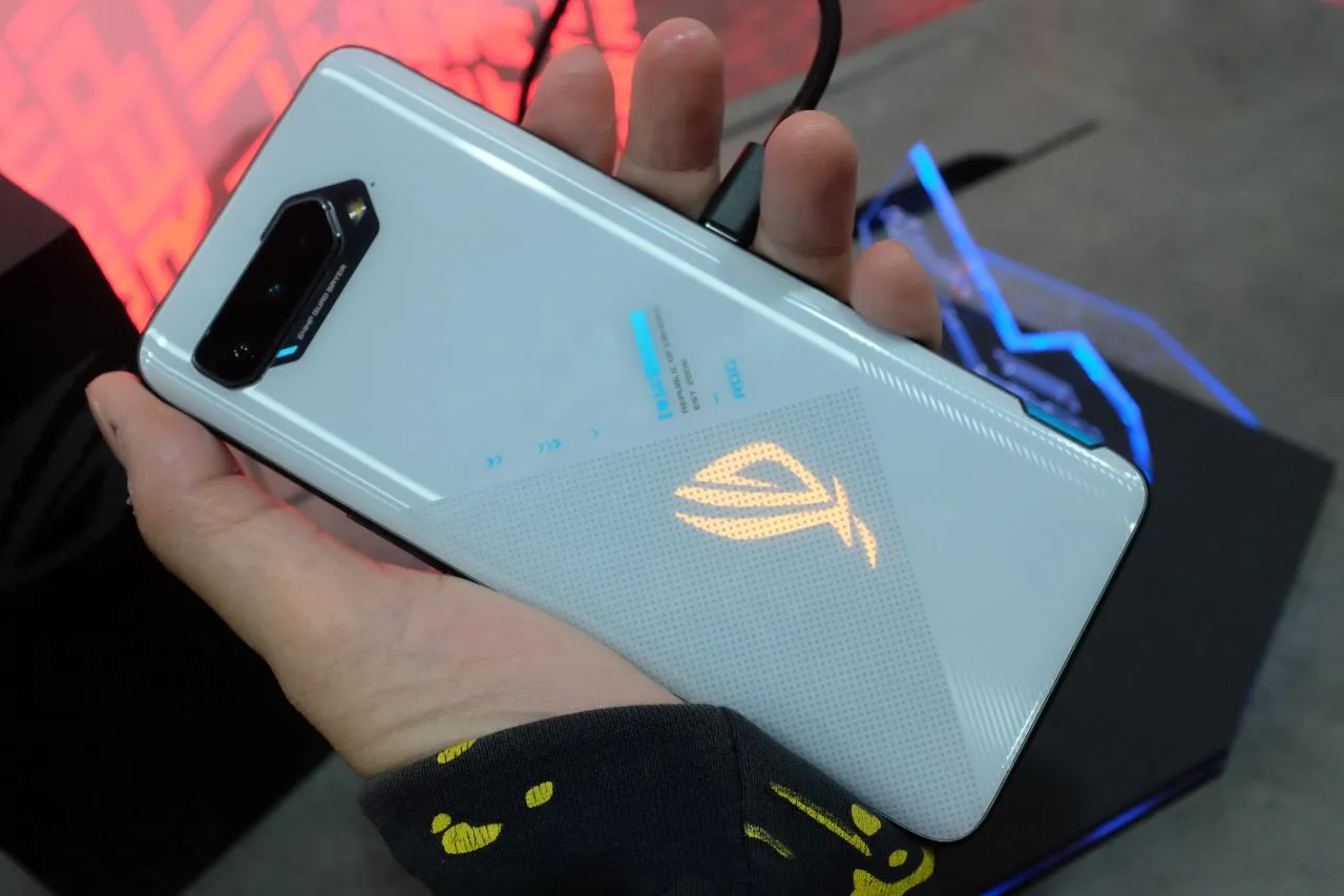 ASUS ROG Phone 6 - Close Up