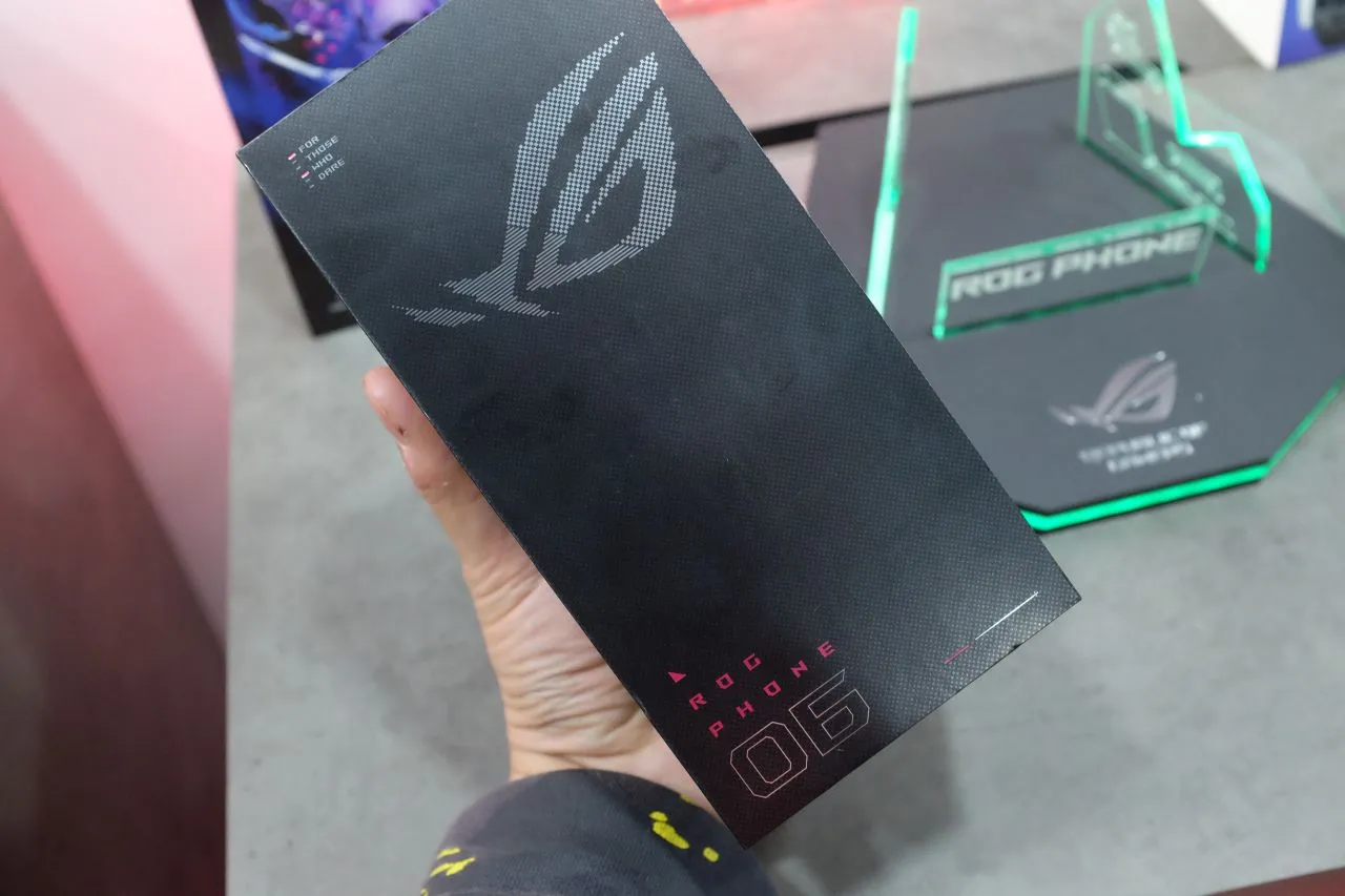 ASUS ROG Phone 6 - Front View