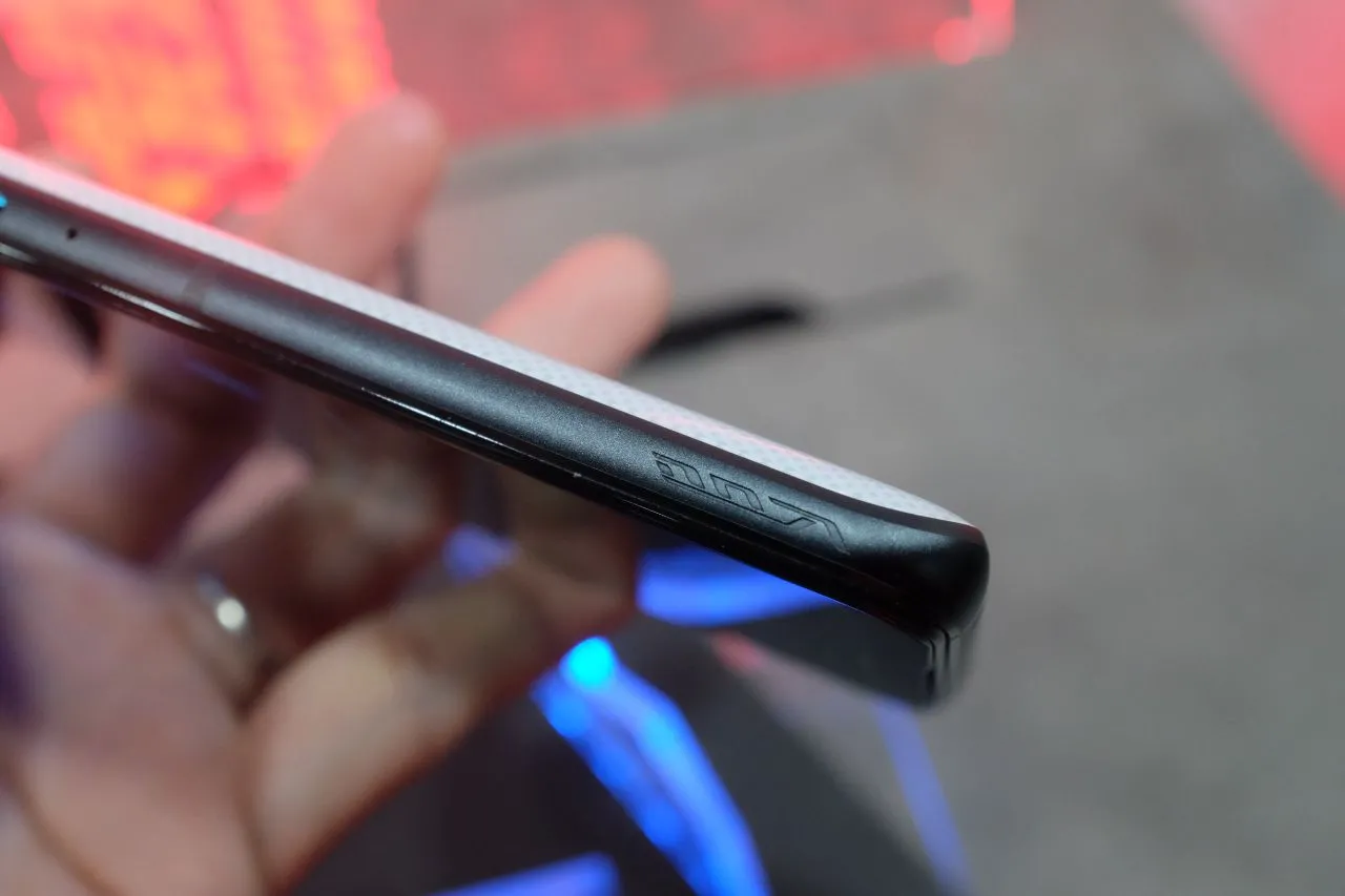 ASUS ROG Phone 6 - with AeroActive Cooler 6