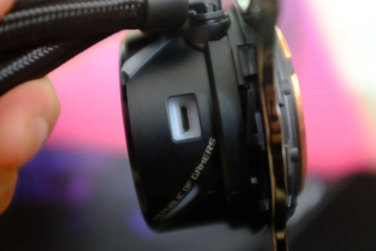 ASUS ROG Strix LCII 360 Fan Close-up