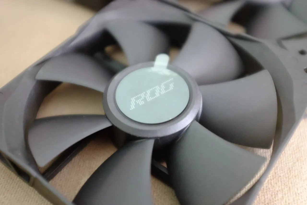 ASUS ROG Strix LCII 360 Fan Comparison