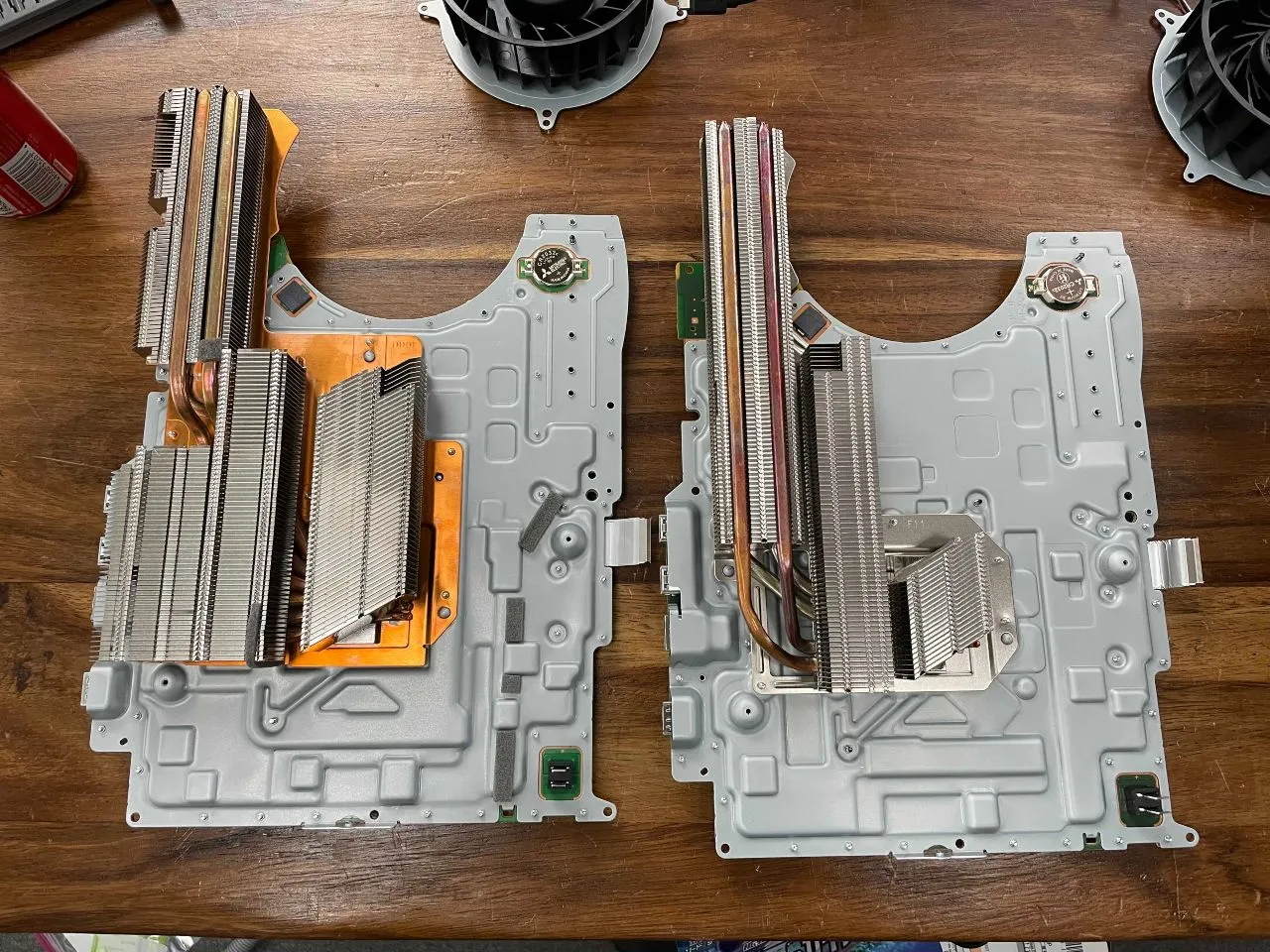 Comparison of heatsinks between the old and new PlayStation 5 models