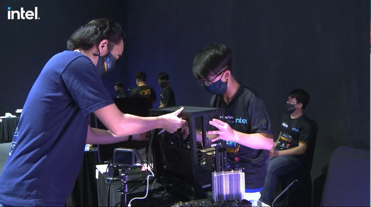 Contestant assembling a PC in Expert Challenge Season 3