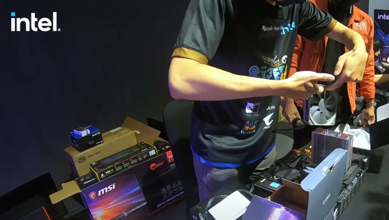 Contestant using two fingers to assemble a PC in Expert Challenge Season 3