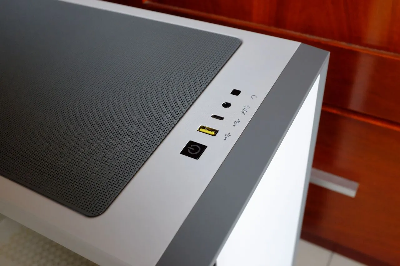 Corsair 4000D Tempered Glass Front Panel Detail