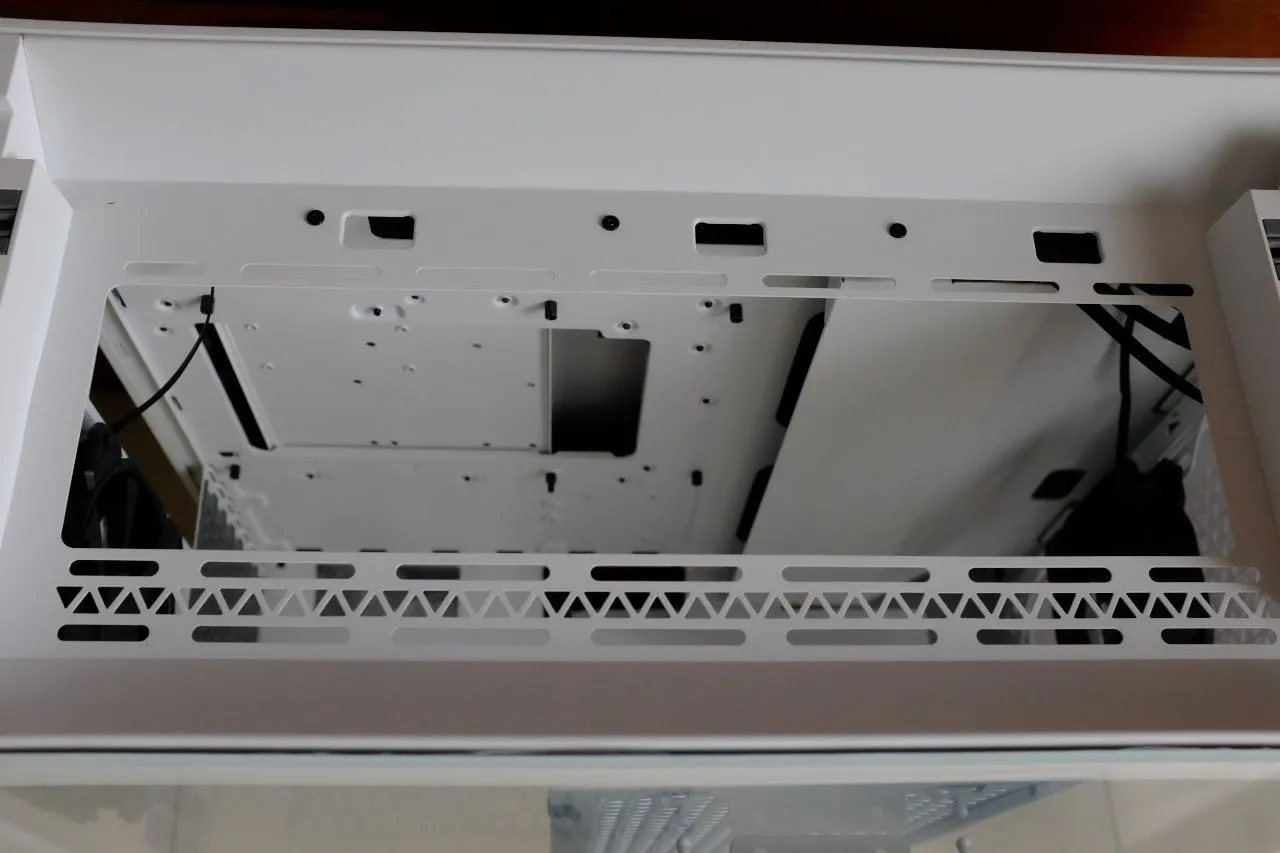 Corsair 5000D Airflow showcasing interior space for radiators