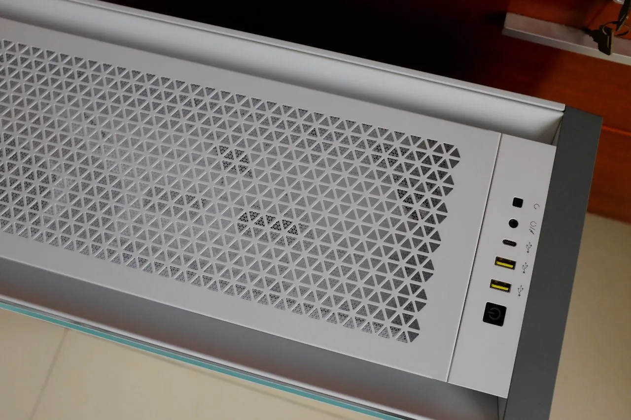 Corsair 5000D Airflow showing internal layout