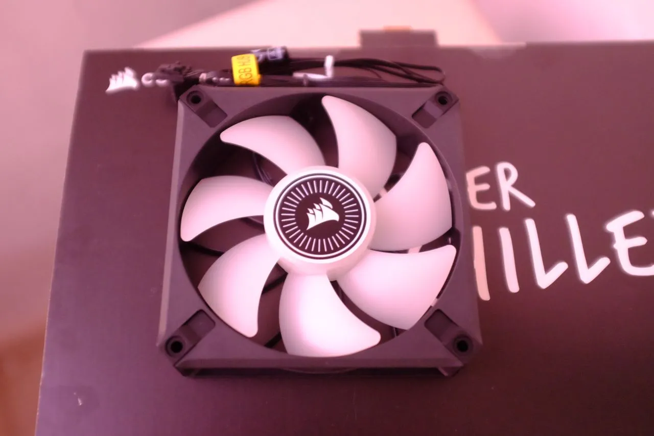 Corsair H100i ELITE LCD Display - Radiator