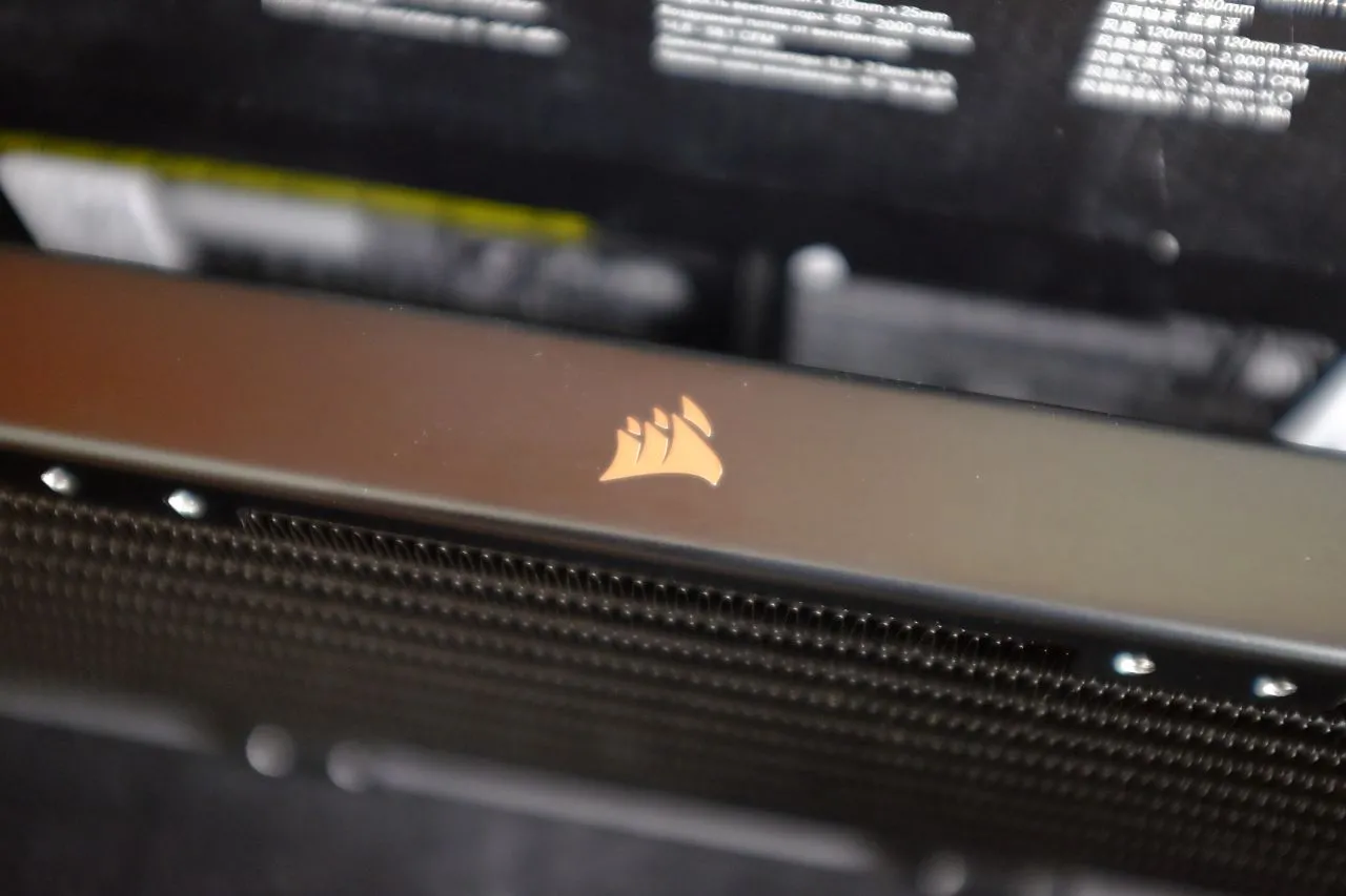 Corsair H150i Elite LCD Display internal components
