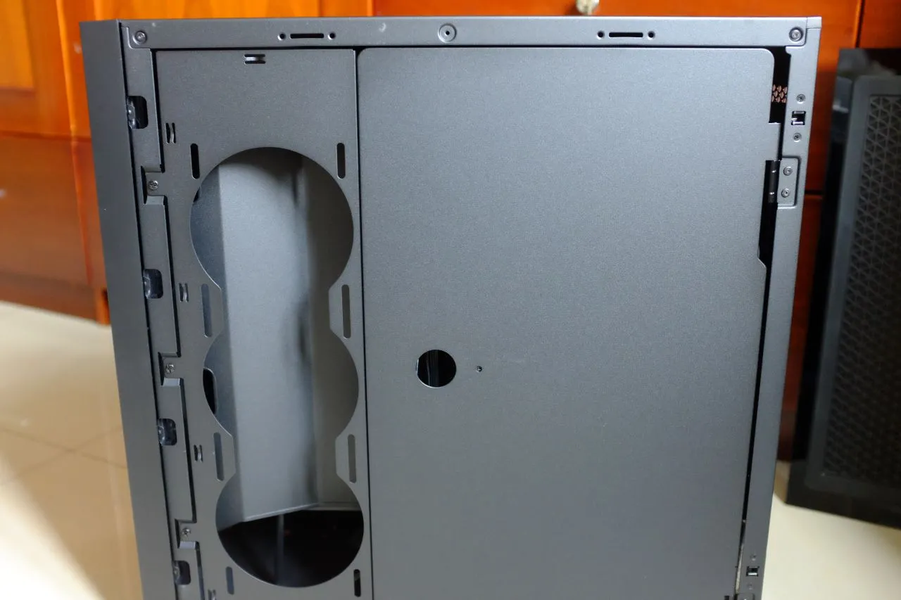 Corsair iCUE 5000X RGB Black - Rear Panel Detail