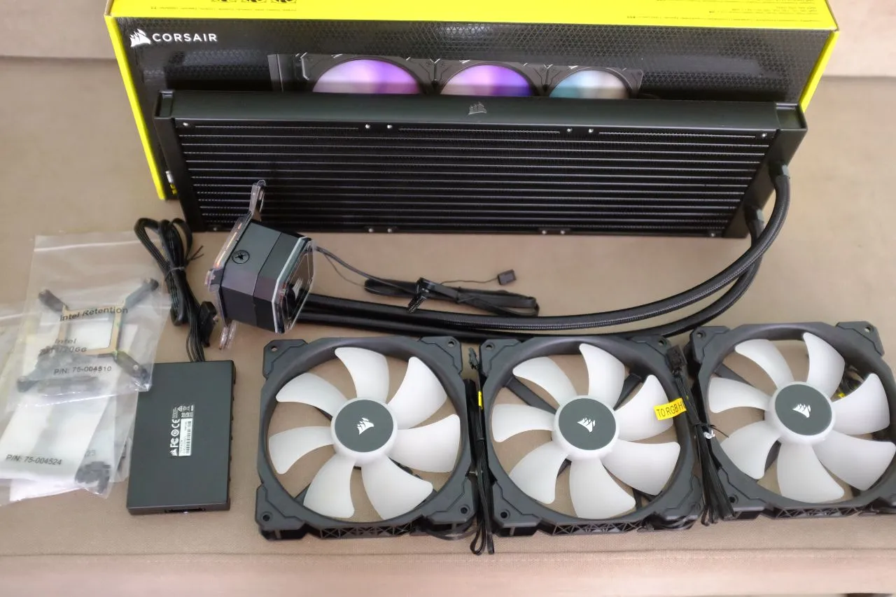 Corsair iCUE H170i Elite Capellix packaging