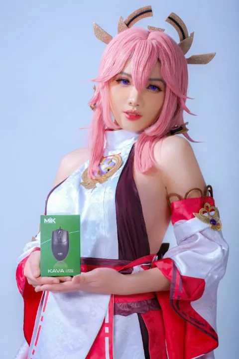 Cosplayer showcasing MIK peripherals