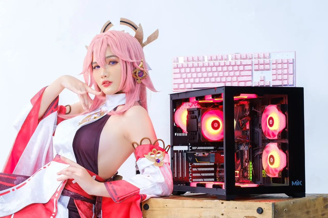 Cosplayer with MIK LV12 PC case