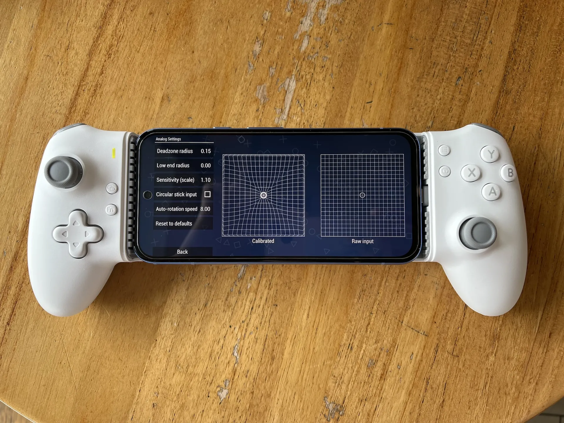 EasySMX M15 attached to a phone
