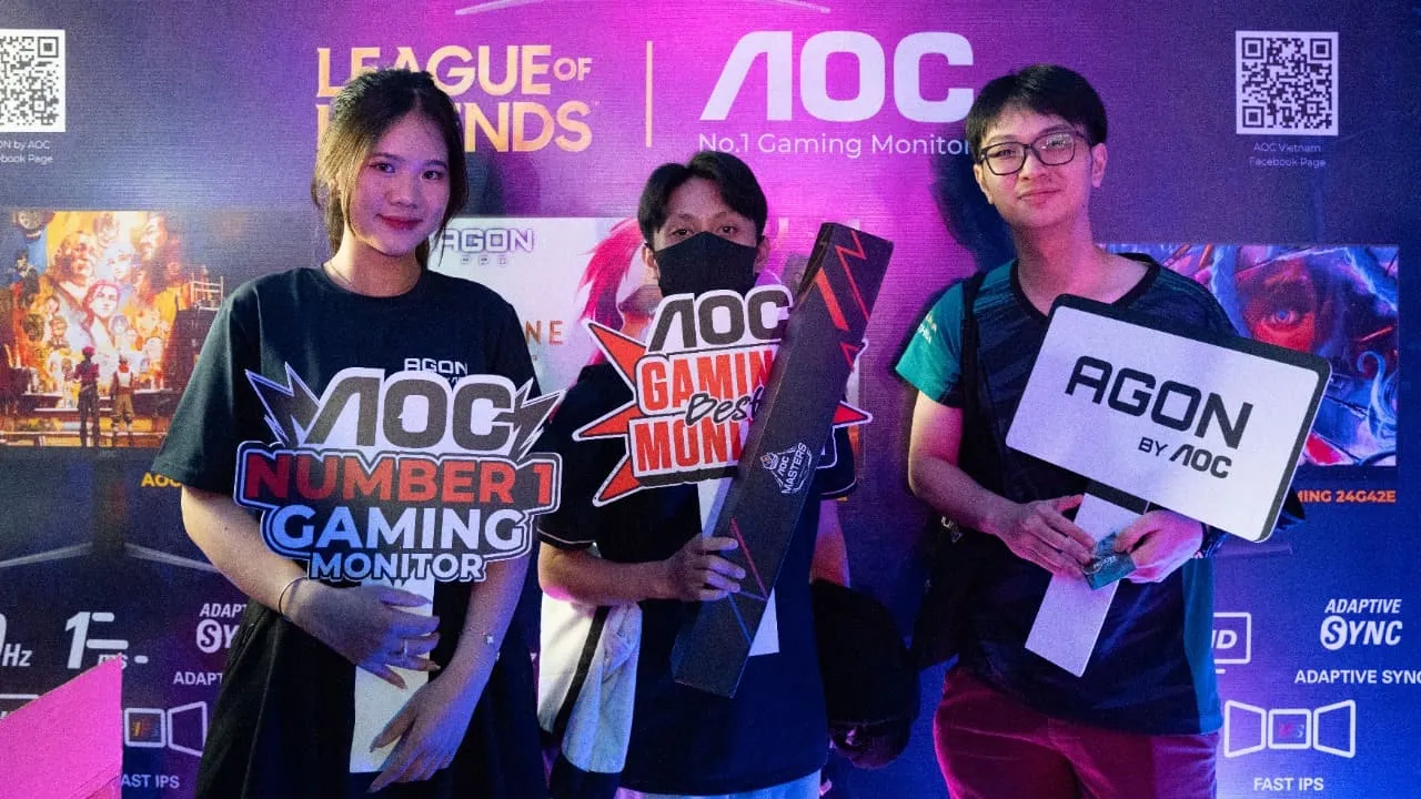 Fans playing League of Legends at the AOC booth during the Into The Arcane event.