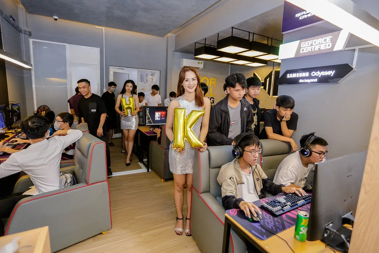High-performance gaming PCs available at HK Center Nha Trang.