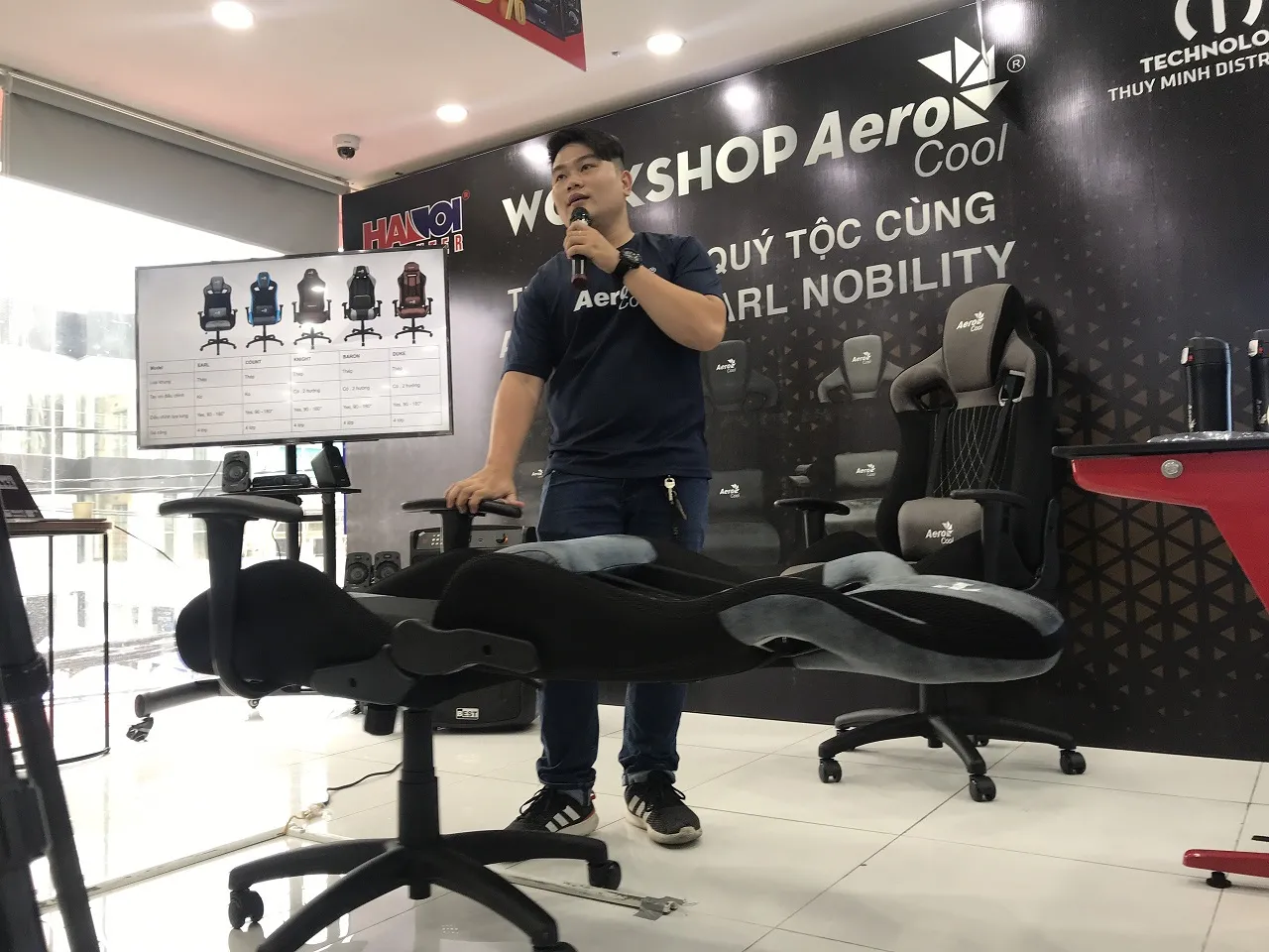 Multiple Aerocool Earl chairs in different colors