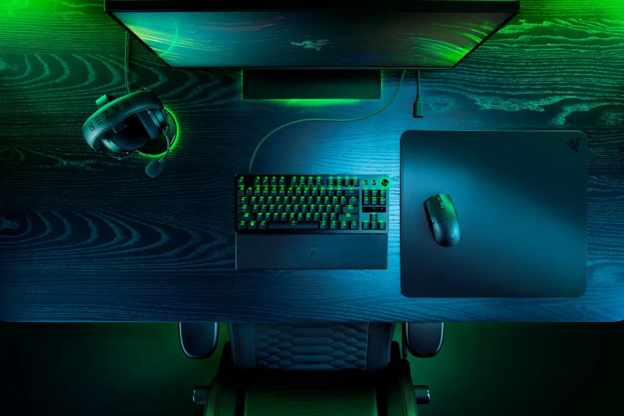 Razer Viper V3 Pro in hand