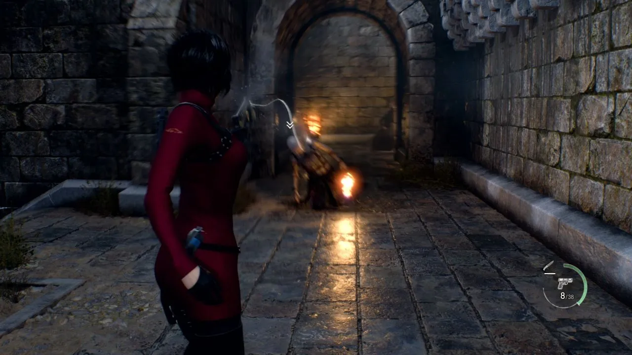 Resident Evil 4: Separate Ways - Ada aiming her weapon