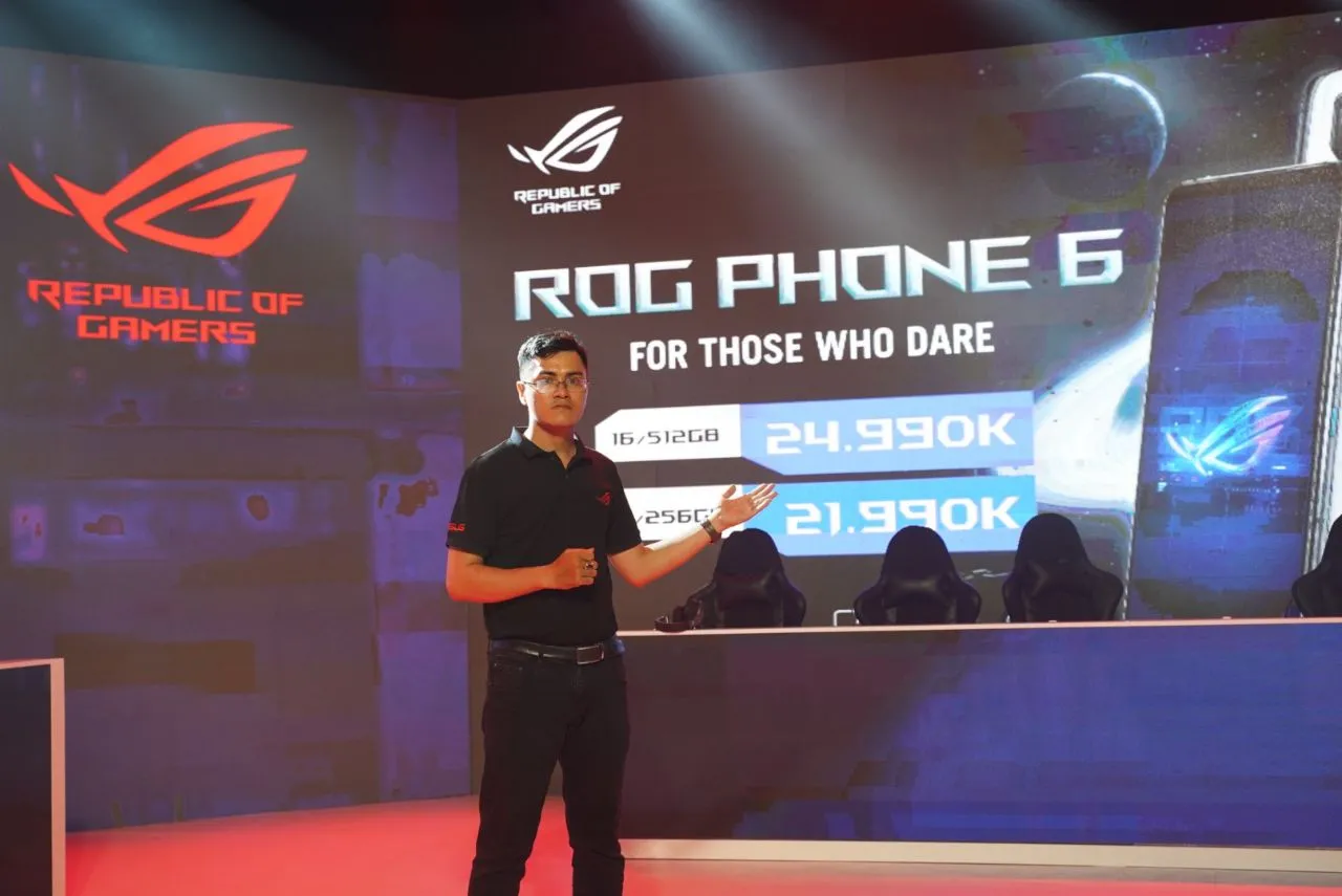 ROG Phone 6 in white
