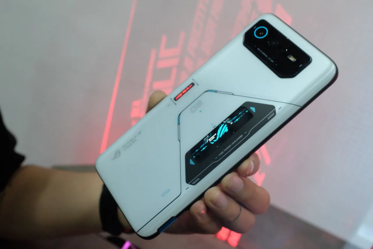 ROG Phone 6 Side View