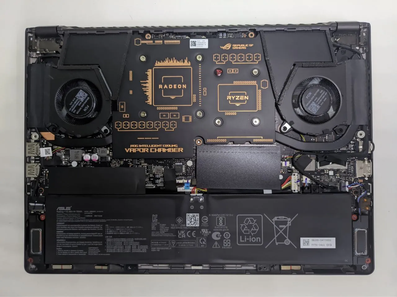 ROG Zephyrus G14 2022 internal components highlighting the Thermal Grizzly liquid metal thermal compound