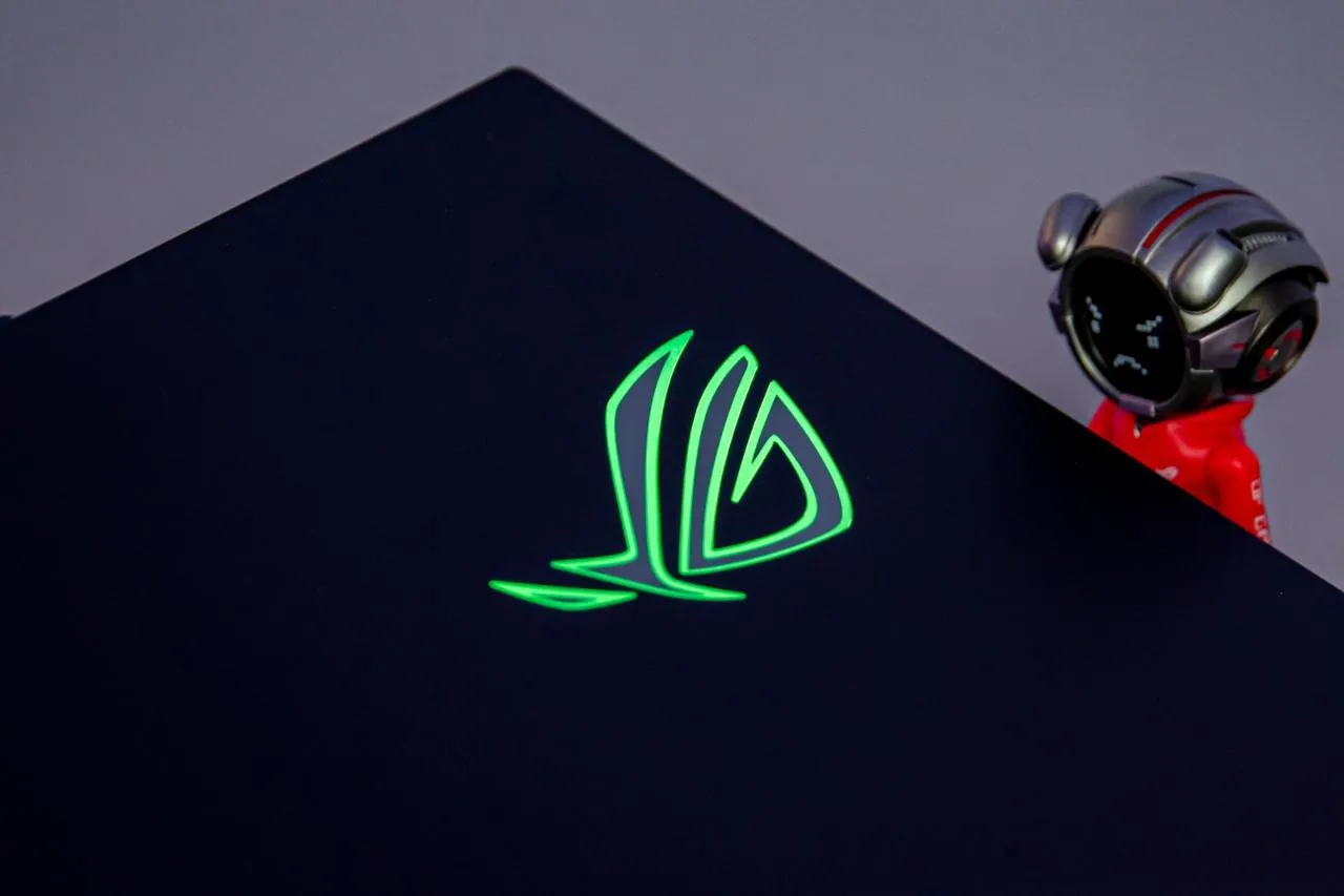 Side view of the ROG Strix SCAR 18 showing ports and ventilation.