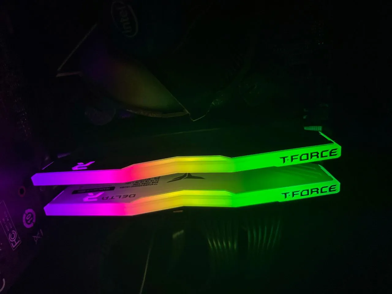 T-Force Delta RGB DDR4 3200MHz - RGB Lighting