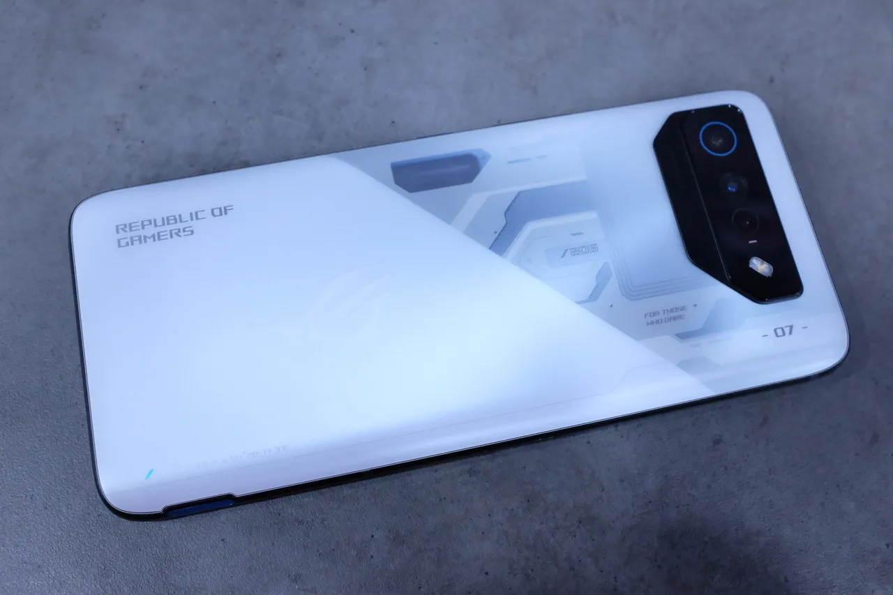 The ASUS ROG Phone 7 features a sleek design.