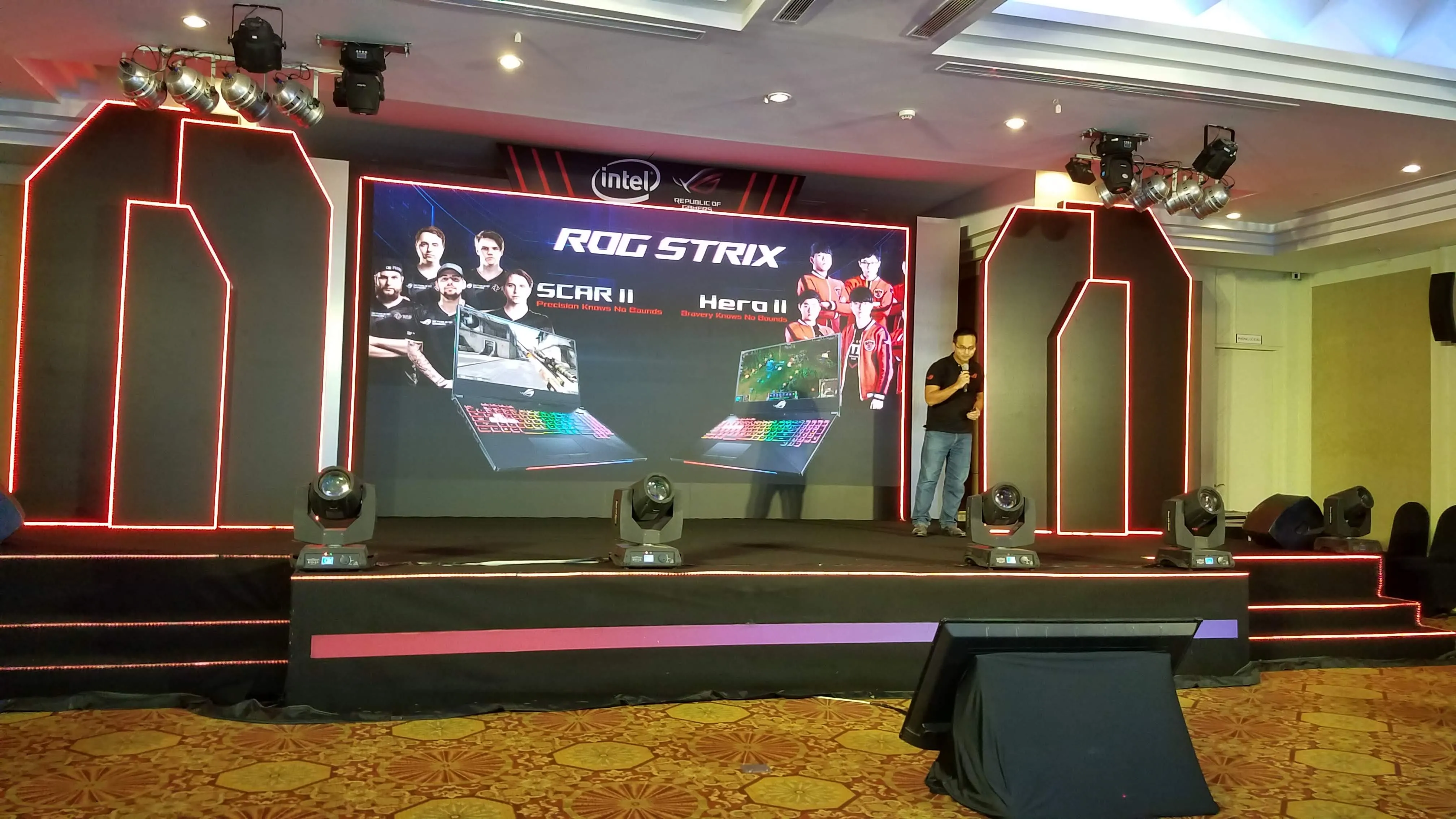 The ASUS ROG Strix gaming laptop showcasing its thin bezels.