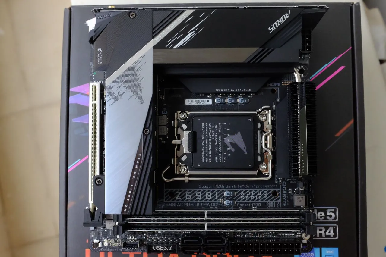 Z690I AORUS Ultra DDR4 - Internal View