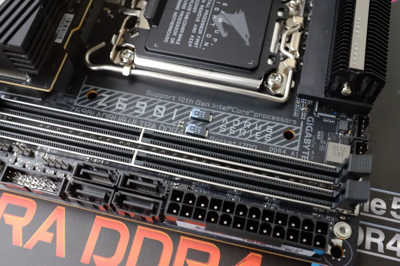 Z690I AORUS Ultra DDR4 - RAM Slots