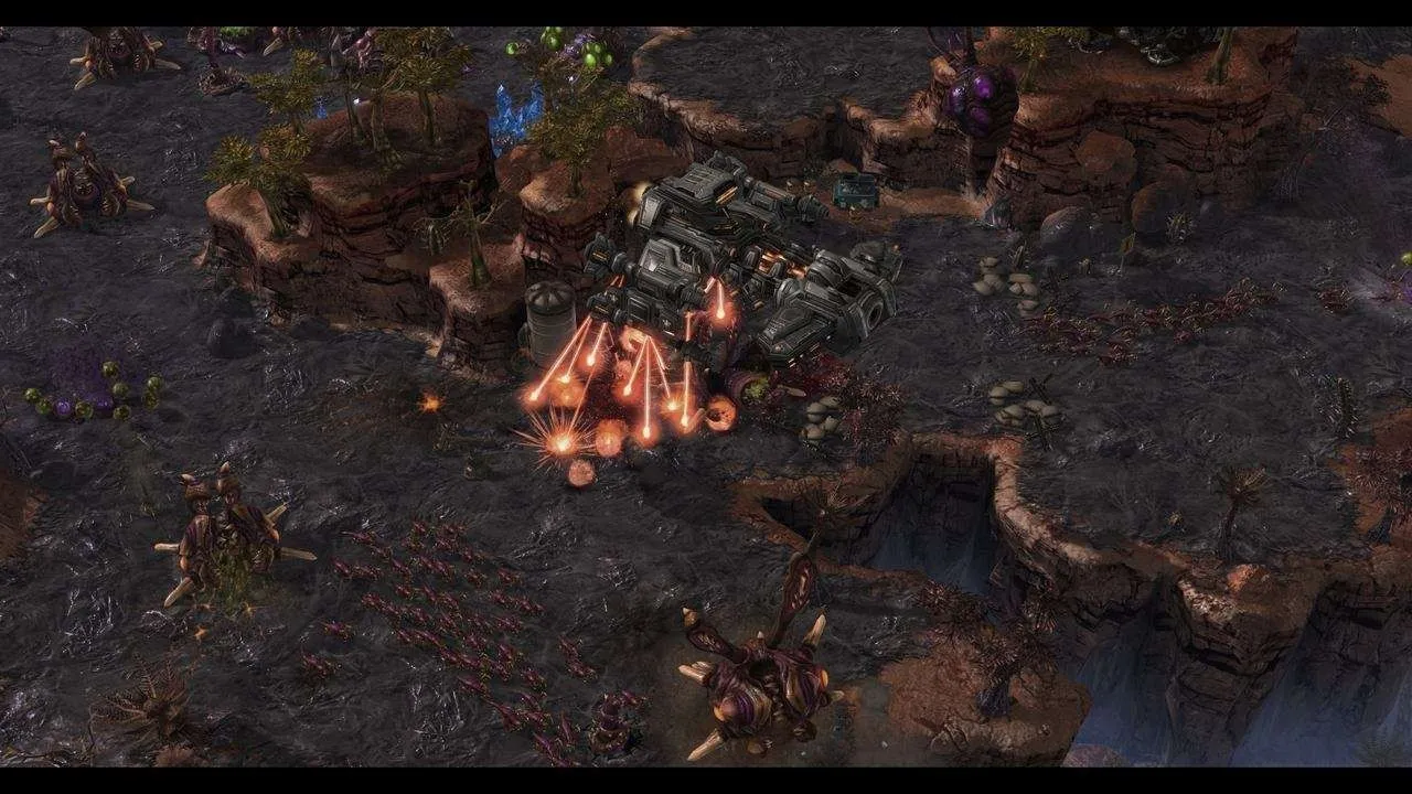 Zerg units attacking a Terran base